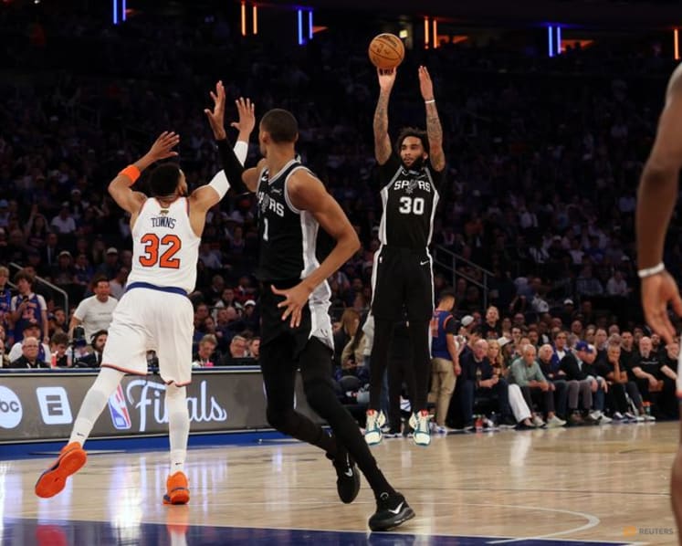 Spurs go into attack mode to top Knicks in Game 3