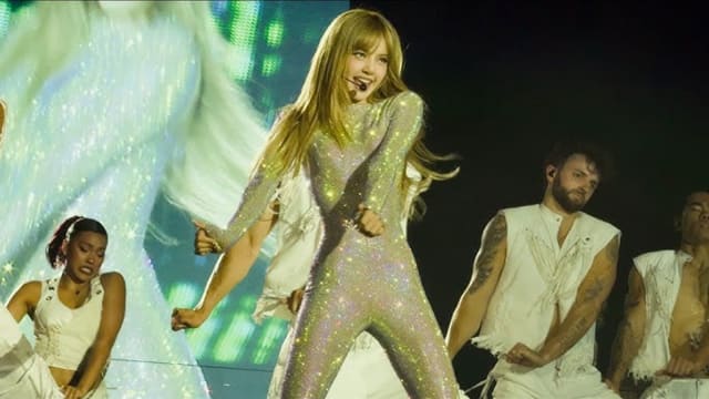 是性感还是过火？BLACKPINK Lisa芝加哥演出服惹争议　肉色安全裤被误认“走光”