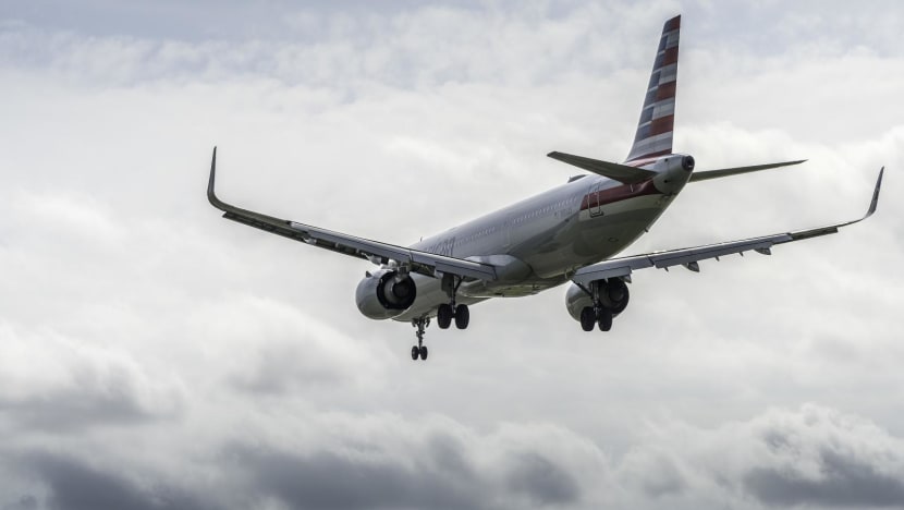 Pesawat American Airlines tabrak helikopter militer Black Hawk di Washington, AS