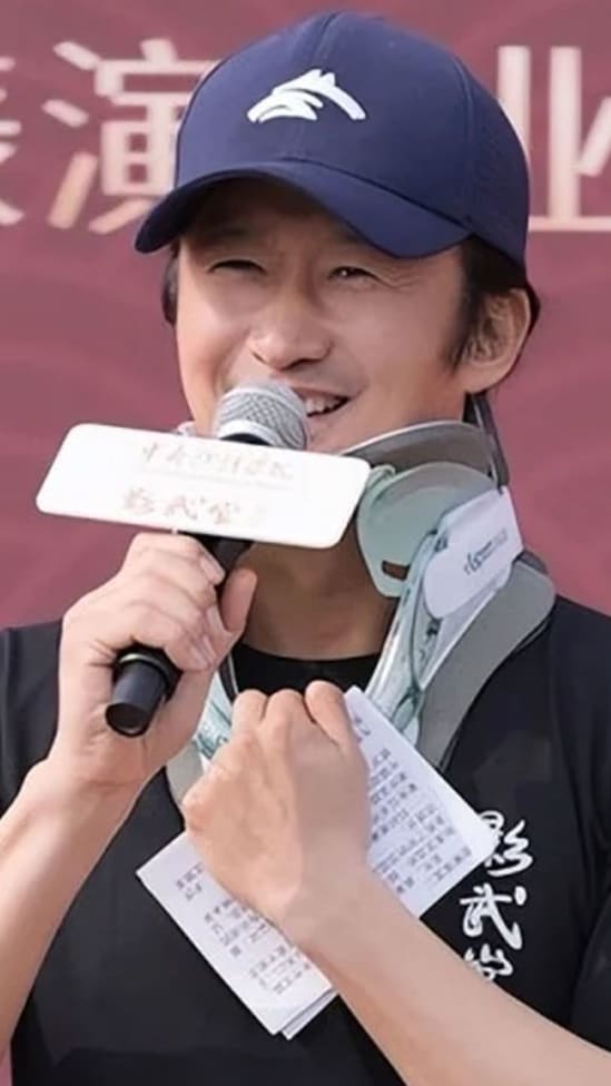 吴京爆健康亮红灯，戴颈部固定器现身，网友却揪“爱国人设翻车”旧账！