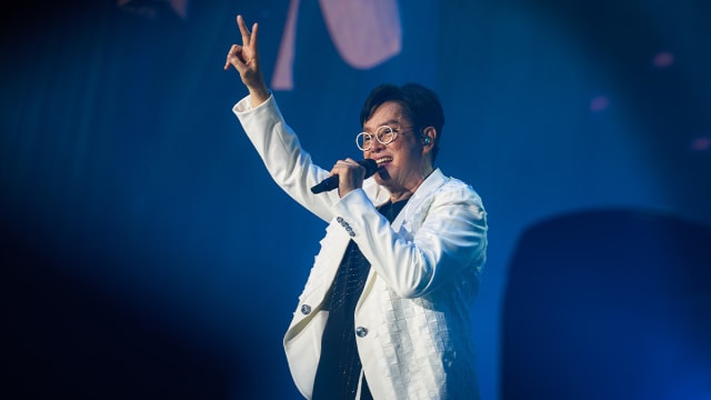74岁谭咏麟狮城开唱　宝刀未老，3小时嗨唱38首歌！