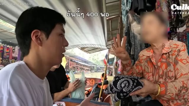 泰国水上摊贩用钩子拉船强卖 韩国博主惨当宰客