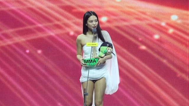 时尚即文化宣言：解码 BLACKPINK Jennie 在 MMA 2025 舞台上的 5 套“韩式情书”