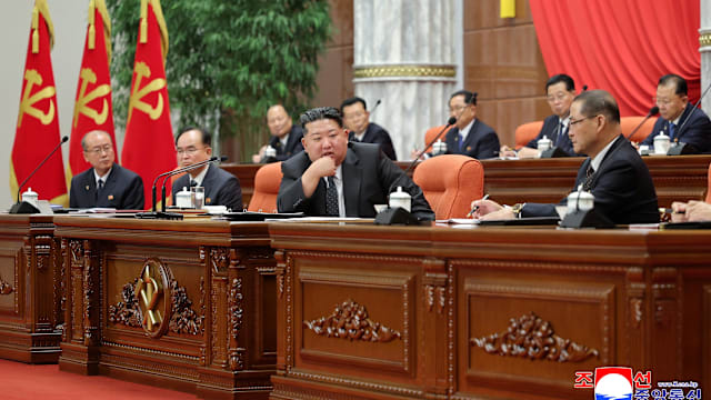 金正恩在劳动党第八届中委会扩大全会作出重要结论