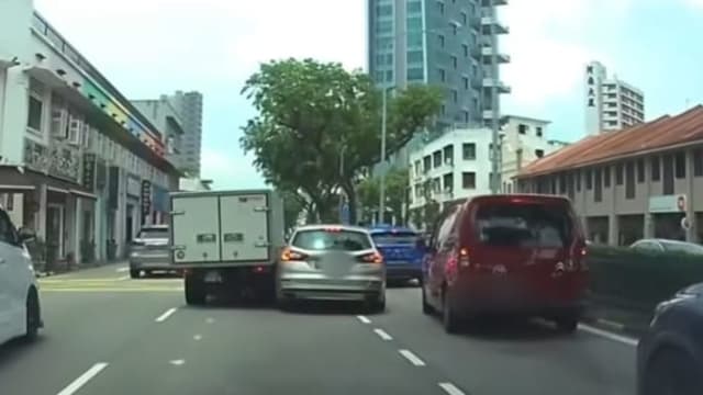 马路上惊险互相超车 罗厘与轿车发生擦撞