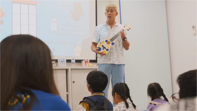 黄俊雄带领粉丝献爱心　教导孩子们弹奏尤克里里