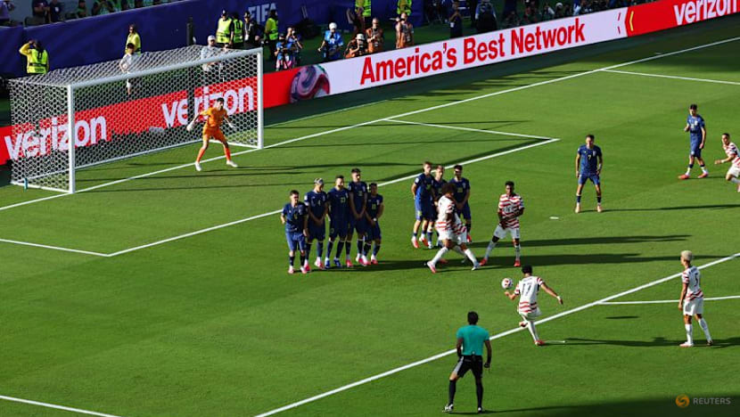 Ten-man United States beat Bosnia 2-0 to reach World Cup round of 16