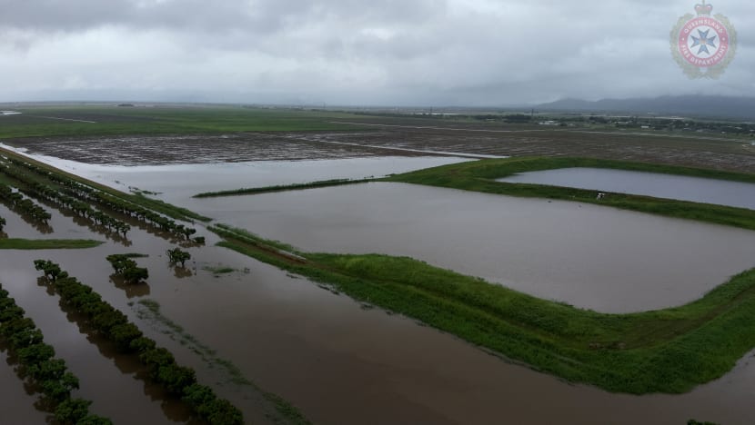 ஆஸ்திரேலியாவின் குவீன்ஸ்லந்தில் தொடரும் மழை - மேட்டுப்பகுதி நோக்கிச் செல்லும் மக்கள்