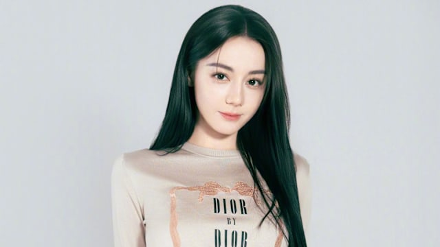 滞留迪拜飞不成巴黎？迪丽热巴临阵缺席Dior大秀　工作室急发声明