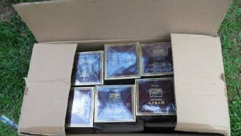 Lelaki S'pura didenda S$11 juta, penjara 50 bulan kerana rokok tidak dibayar cukai Lelaki S'pura didenda S$11 juta, penjara 50 bulan kerana rokok tidak dibayar cukai