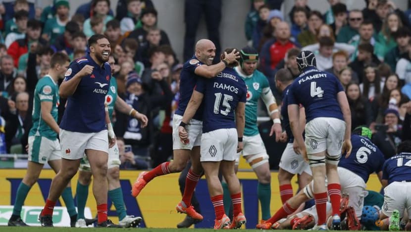 France crush Ireland to move into Six Nations pole position