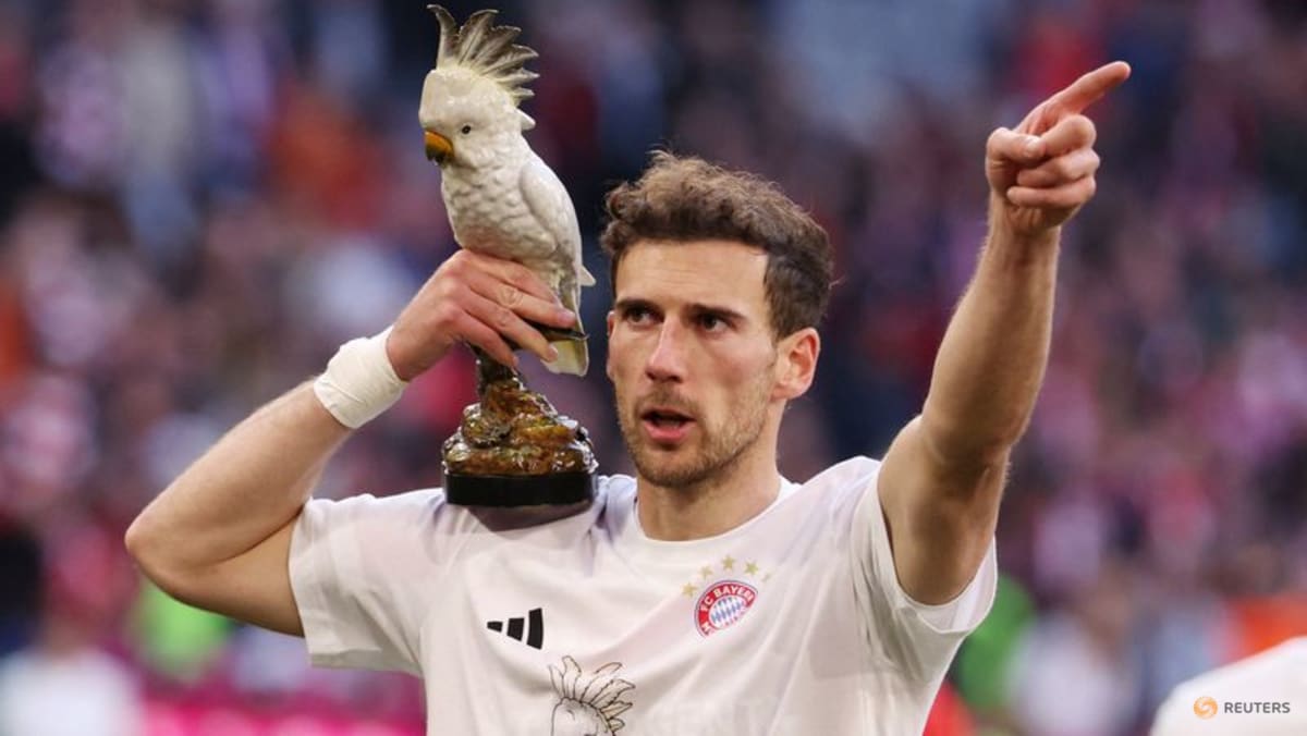 Porcelain cockatoo steals show at Bayern's title celebrations