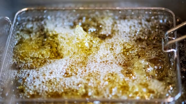 美国牧师生气老婆被欺负 揍员工图把头按进热油锅