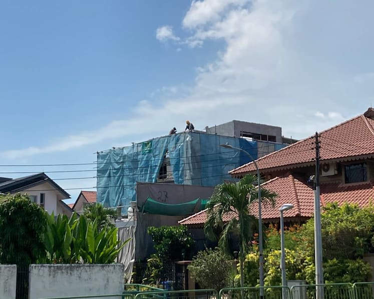 How construction workers, food delivery riders are keeping cool in sweltering Singapore 