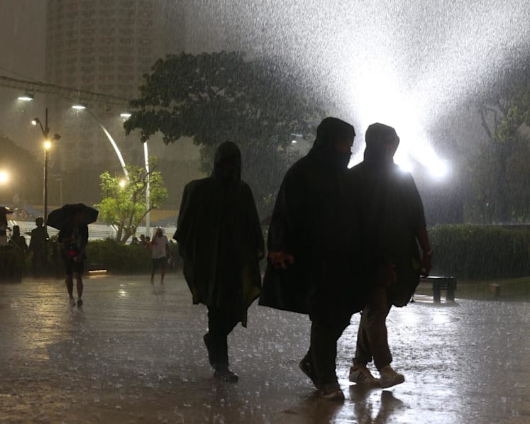 Singapore F1 night race 2022: Wet weather brings thrills and spills, fails to dampen fans' spirits
