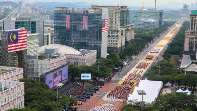 马国庆祝66周年国庆 近两万人参加庆典大游行