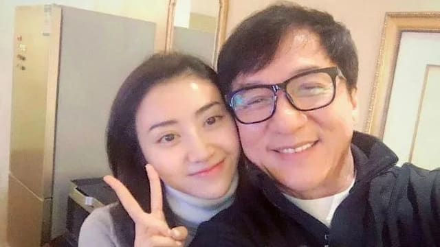 景甜风波翻出陈年旧照！成龙当年被传“吃豆腐”，牵手、搭肩、碰腿引热议