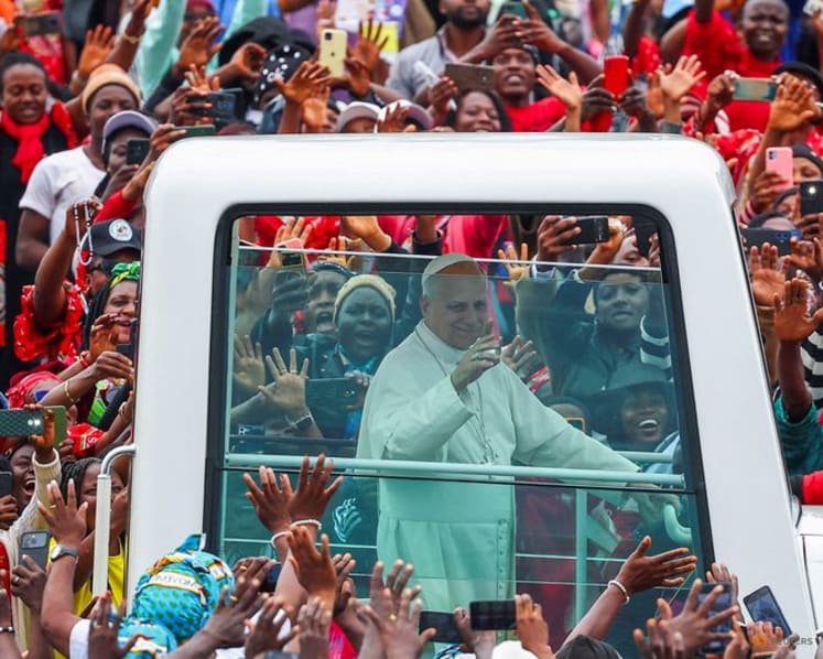 Pope urges Cameroon to reject violence at Mass that draws 120,000 people