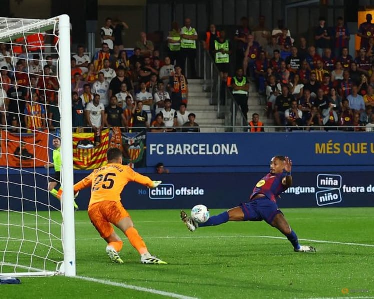 Barcelona demolish Valencia 6-0 in front of small crowd