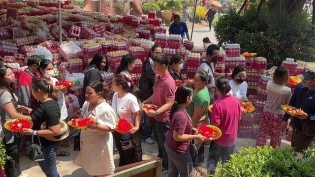 看寺庙网上直播“获灵感”发财 泰信徒送200份泰式美食还愿 