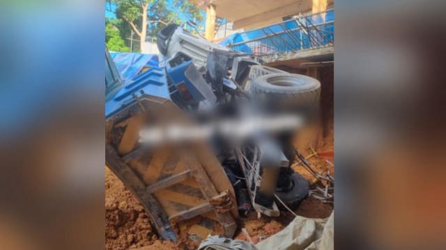  自卸卡车工地翻倒 一人送院