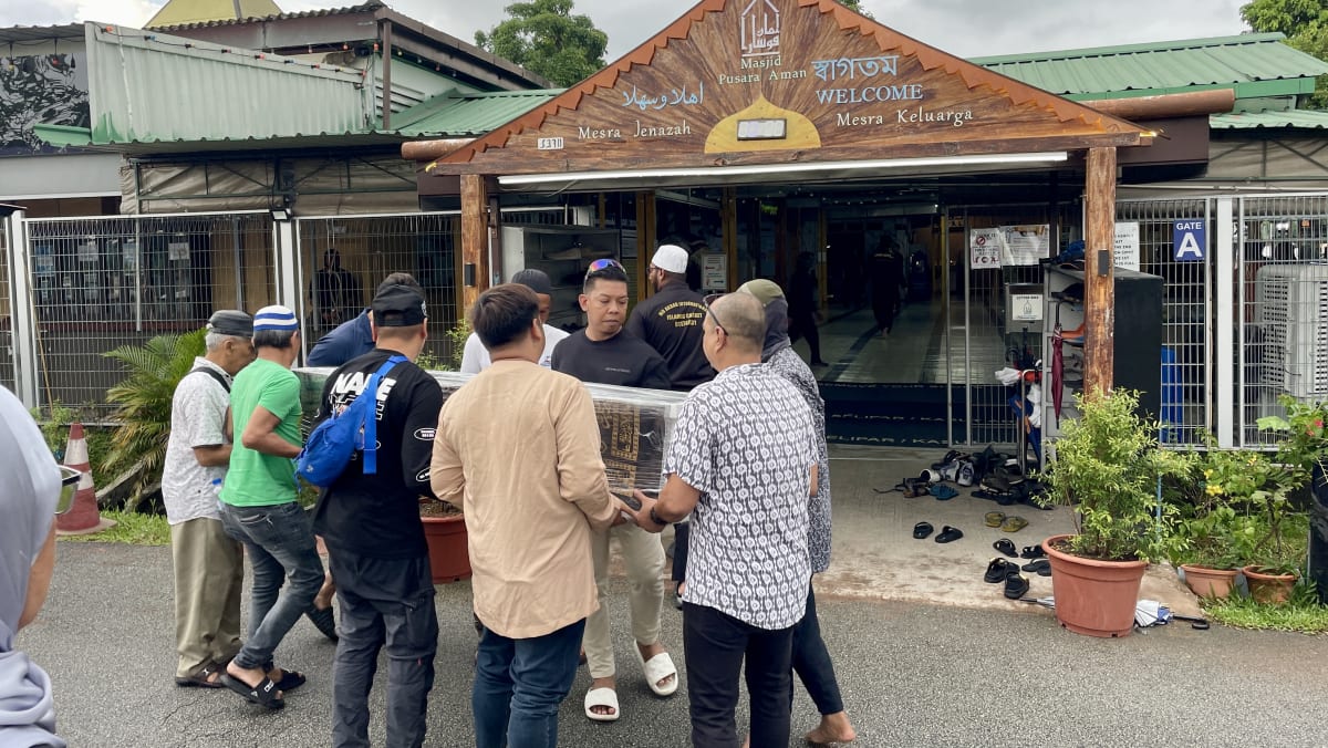 Lebih 100 keluarga; kenalan beri penghormatan akhir buat mangsa tragedi 'gokart' di Batam - BERITA Mediacorp