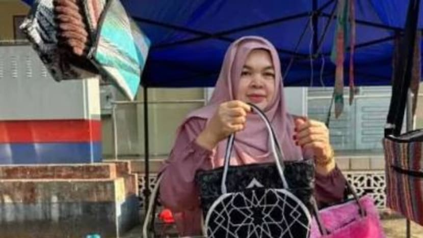 Suri rumah di Malaysia ini hasilkan beg daripada permaidani jana pendapatan