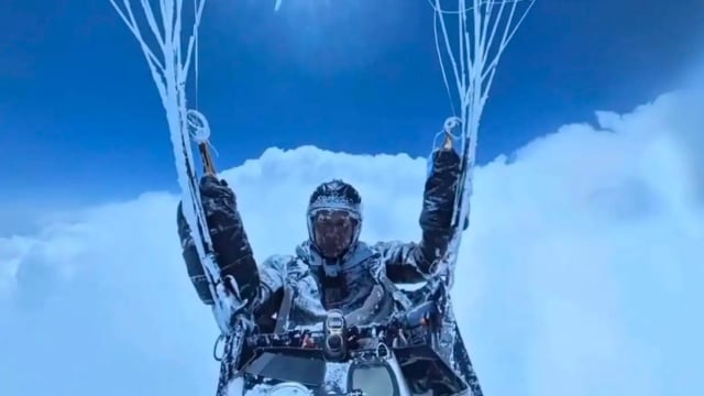 玩滑翔伞被“云吸”至8598米高空 中国男子奇迹生还