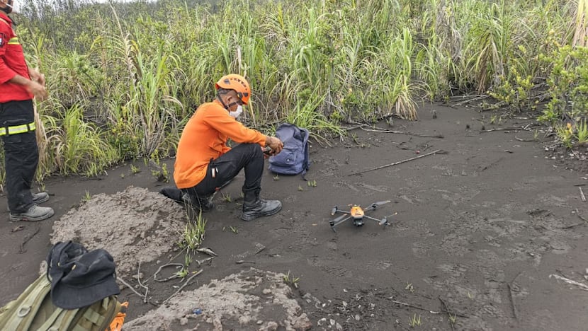 Jenazah dua pendaki Singapura ditemukan, Gunung Dukono yang masih erupsi sulitkan evakuasi
