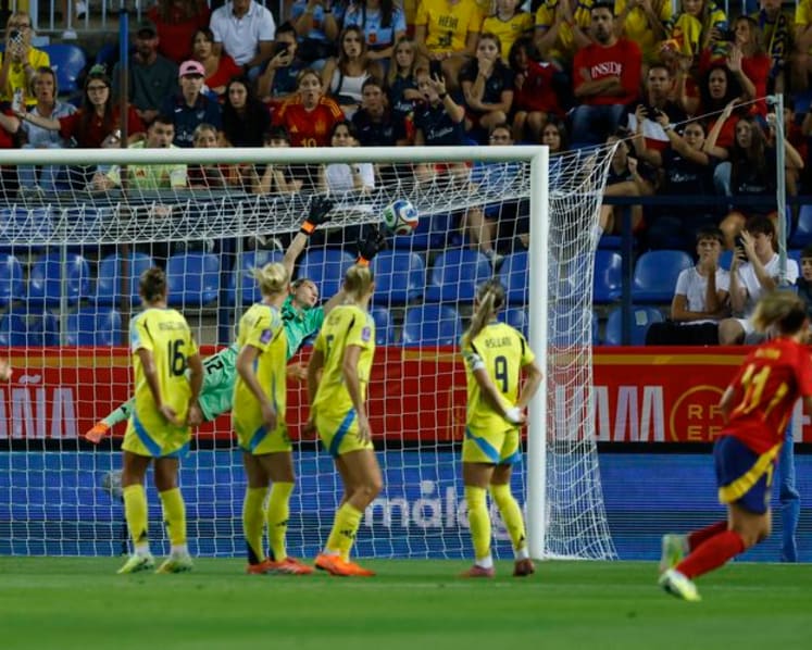 Spain cruise to 4-0 first-leg win over Sweden in Nations League semi