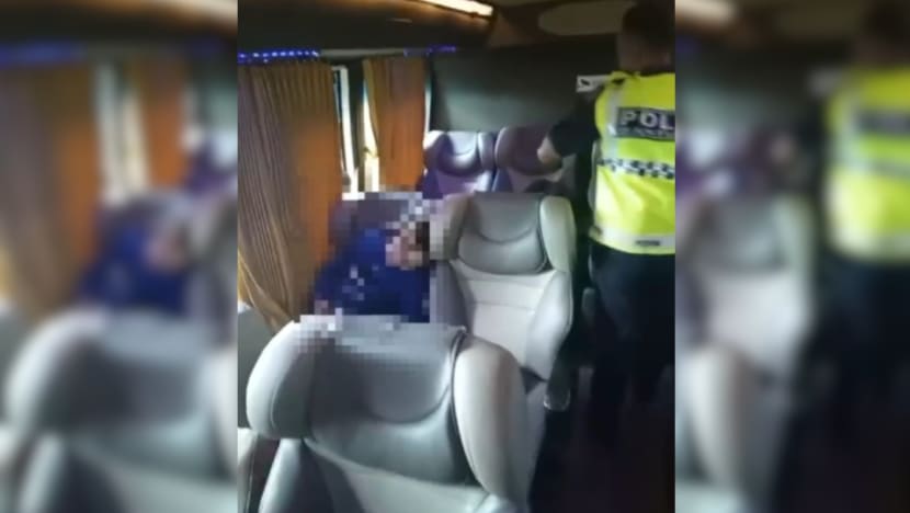 Remaja maut terkena renjatan elektrik dalam bas ekspres di Malaysia Remaja maut terkena renjatan elektrik dalam bas ekspres di Malaysia
