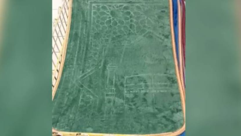 11 alas kaki gambar Kaabah dirampas dari pasar raya Johor
