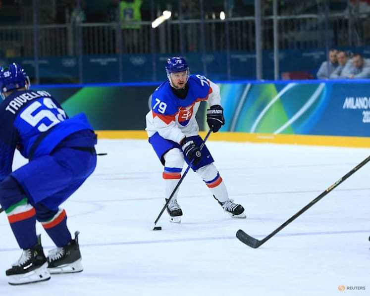 Ice hockey-Finland muscle past Sweden, Slovakia beat hosts Italy, Czechs notch win