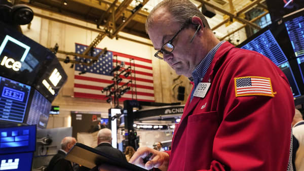 US stocks end higher, shrugging off Moody's downgrade - Channel News Asia (Picture 2)