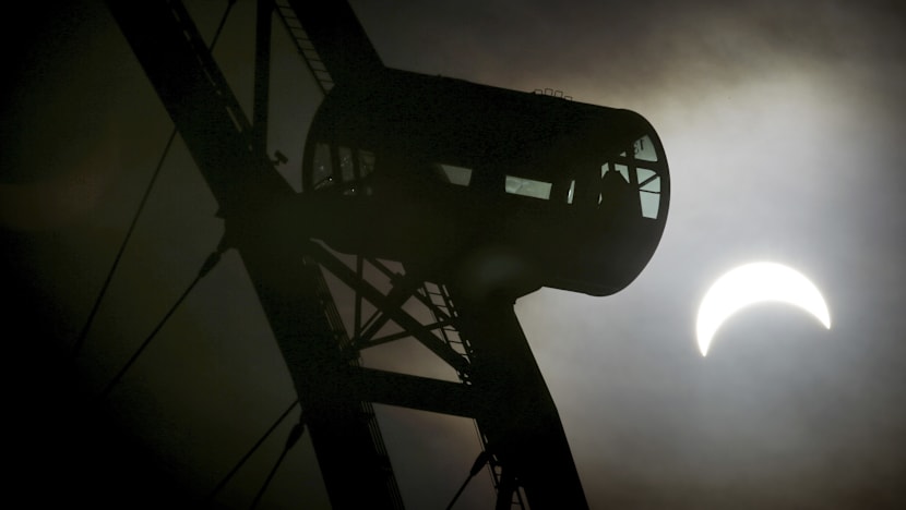S’poreans flock outdoors for early morning solar date