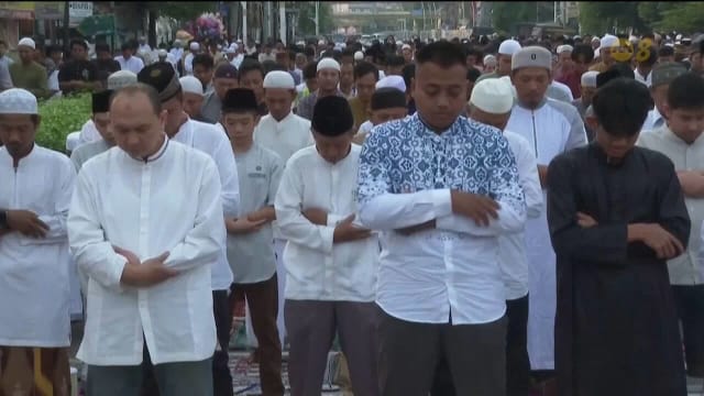 麦加举行投石仪式 朝圣者无惧45度高温