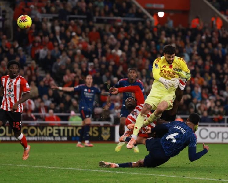 Arsenal's winning streak ends, Chelsea up to second, Man United draw at Spurs