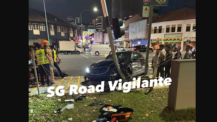 பூன் கெங்கில் விளக்குக் கம்பம் மீது மோதிய கார்- குடிபோதை காரணமா?