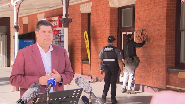 澳洲部长开记者会 男子喷漆抗议被捕
