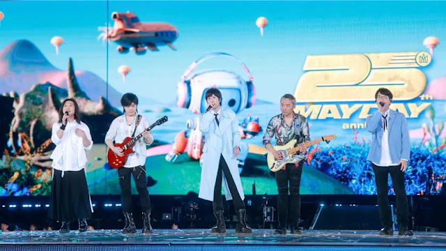 摔落舞台后首露面，阿信状态大好！