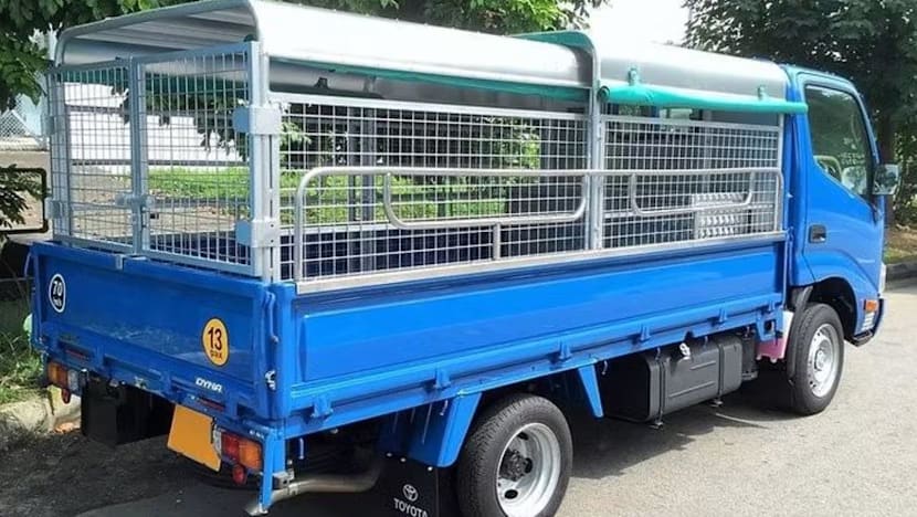 SG akan haramkan lori berpagar bawa pekerja mulai 2027