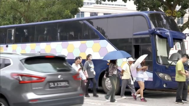 今年五一黄金周更多中国游客选择自由行 参加大团者下滑约四成