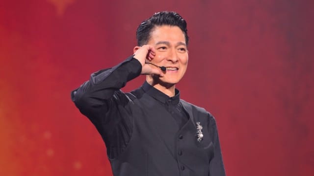 刘德华演唱会又爆意外，在3m高升降台滑倒冲到边缘！天王深夜亲笔报平安