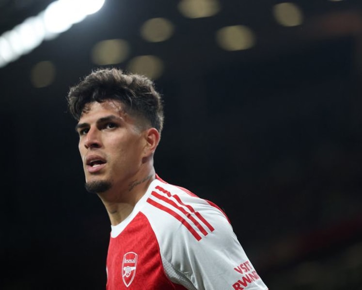 Arsenal permanently sign Hincapie after season on loan from Leverkusen