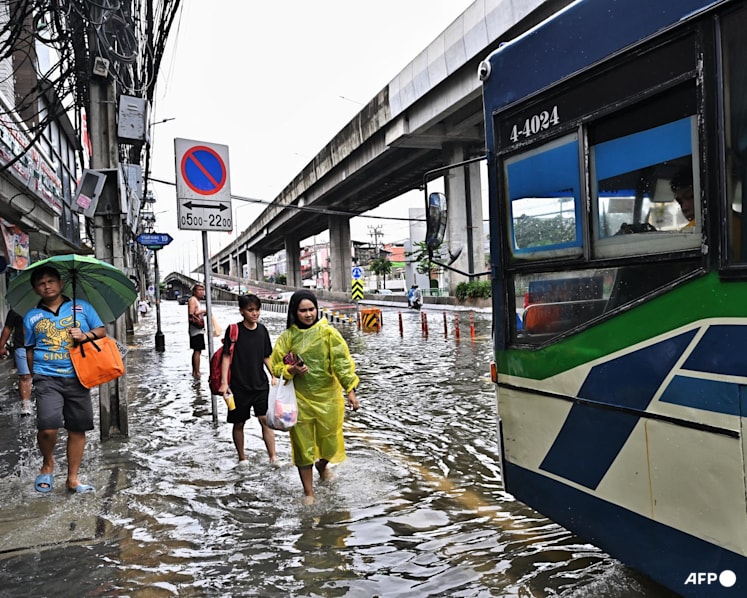 Bangkok floods force thousands into shelters Bangkok floods force thousands into shelters