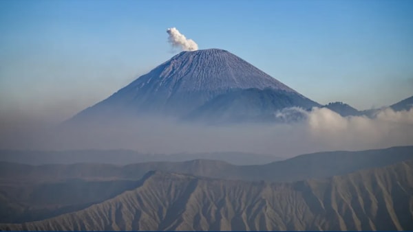 Gunung Semeru meletus tiga kali, abu cecah 1,000 meter