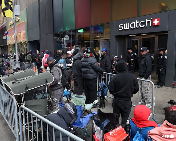 Swatch blames shopping centres for 'problems' with Royal Pop launch