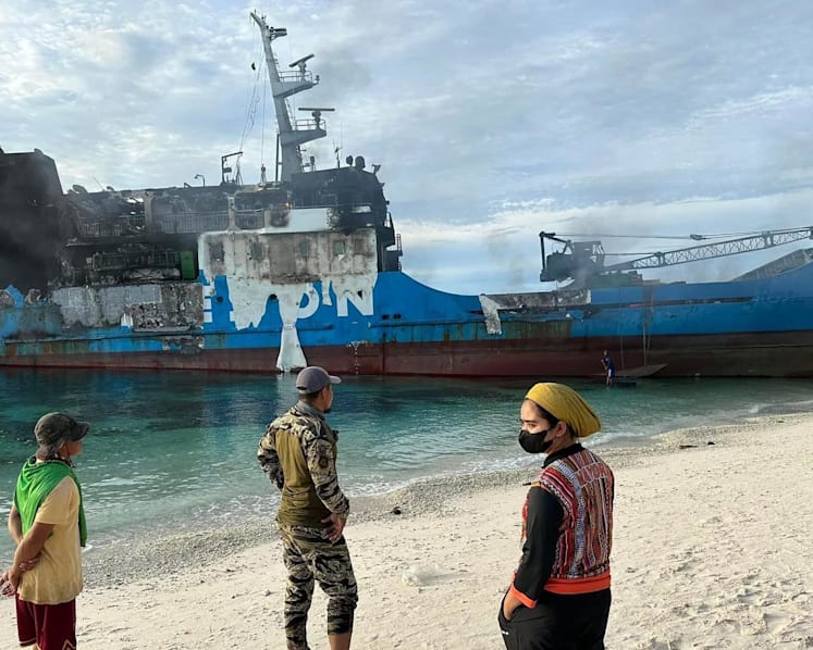31 killed after fire rips through Philippine ferry
