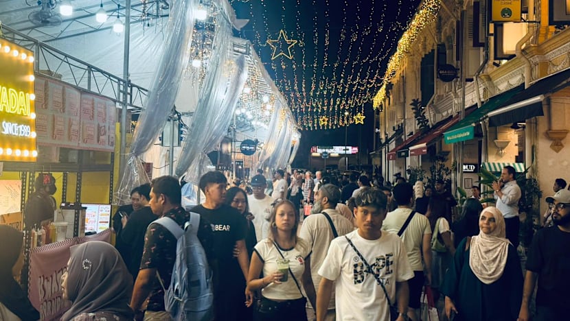  Pengunjung datang awal, nikmati suasana hari pertama bazar Kampong Gelam jelang Ramadan 