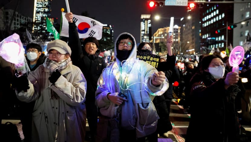 Lagu Into the New World SNSD dan Whiplash aespa jadi anthem aksi protes pemakzulan Presiden Korsel